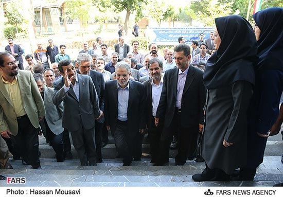 عکس: بازگشت محمود احمدی‌ نژاد به خانه‌اش