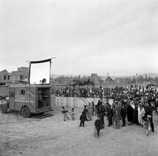 روز سینما؛ تصویری از سینما‌ی سیار در ۱۳۵۰