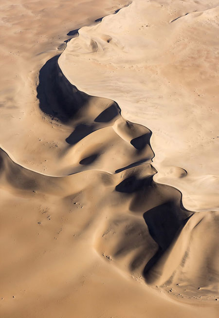 نقش چهره یک مرد بر تن صحرا