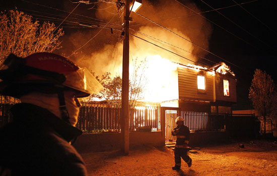 آتش در شیلی بی‌مهار می‌تازد ... +عکس