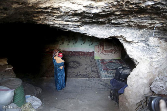 عکس: زندگی خانواده های سوری در غار!