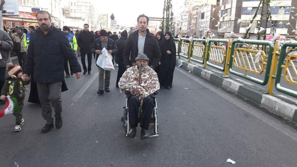 سالخورده تهرانی در راهپیمایی ۲۲ بهمن تهران
