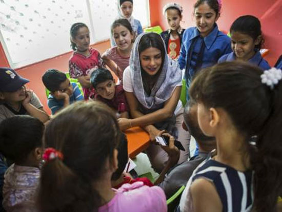 ملاقات ستاره بالیوود با پناهندگان سوری