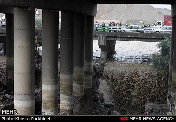 تصاویر: ریزش پل کن در جاده قدیم کرج