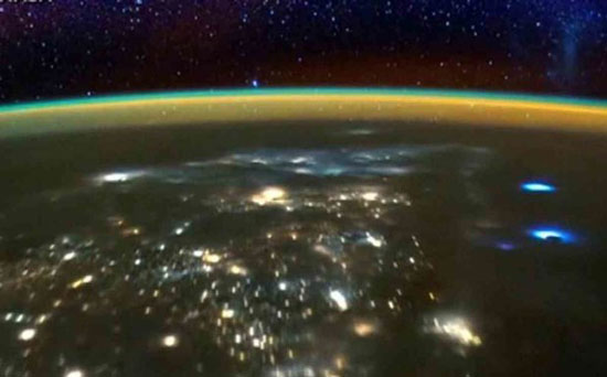 تصویر حیرت انگیز صاعقه از فضا