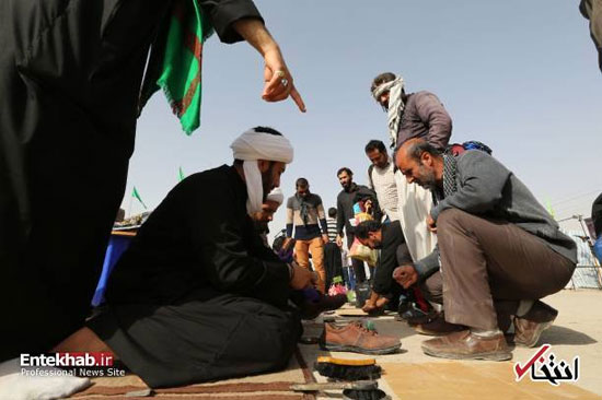واکس زدن کفش زائران اربعین توسط روحانیون