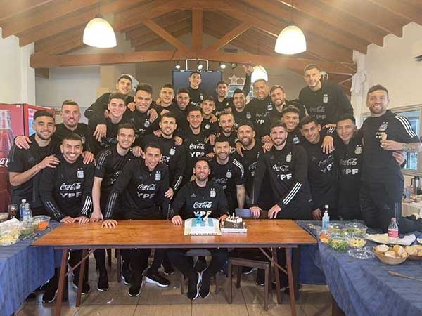 جشن تولد لیونل مسی در اردوی تیم ملی آرژانتین