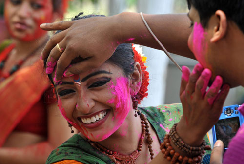جشن رنگی هندی ها؛ لطفا رو من رنگ بپاش!