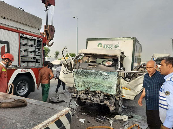 تصادف مرگبار کامیون با مینی‌بوس در آزادگان