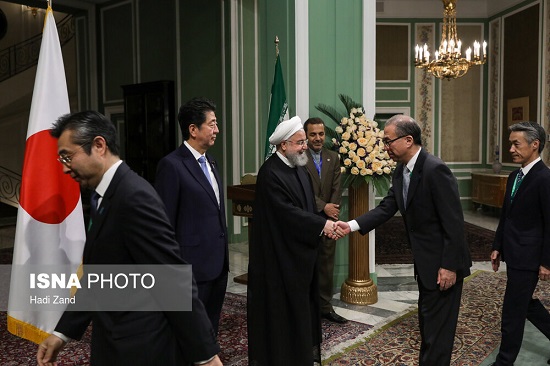 استقبال رسمی روحانی از شینزو آبه